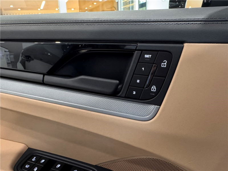 PORSCHE CAYENNE E-HYBRID 3.0 V6 470 CH de 2024 avec 22 000 km | Occasion proche Lyon