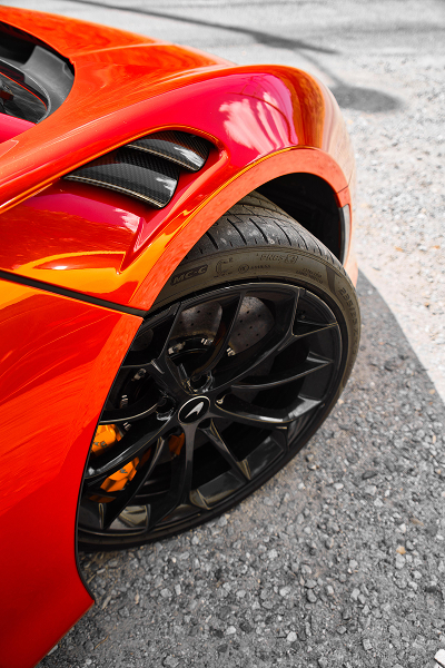 McLaren Artura vue zoomée sur pneu